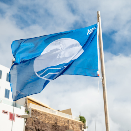 La Bahía de Sardina de Gáldar es distinguida con la Bandera Azul por décimo año seguido