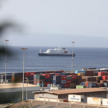 El MV Hondius llega al puerto tinerfeño de Granadilla