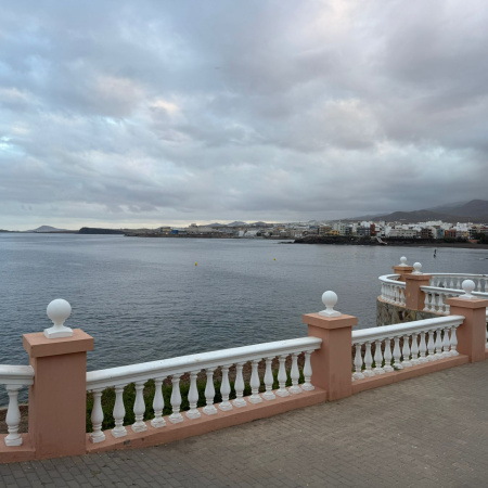 La Concejalía de Playas renueva el balizamiento del canal a nado de la costa de Telde