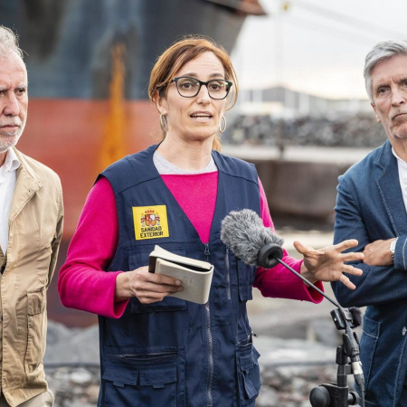 Mónica García huye de la "polémica estéril" con Canarias y subraya que el Gobierno de España "está trabajando"