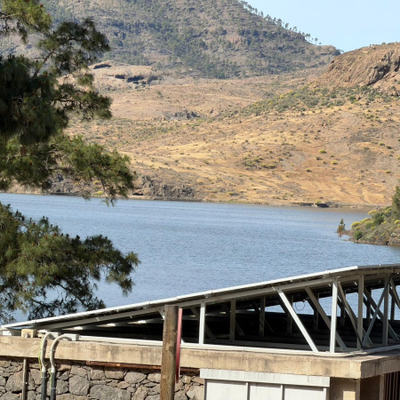 El Cabildo de Gran Canaria culmina la primera instalación energética aislada de la red eléctrica en la Presa de Las Niñas