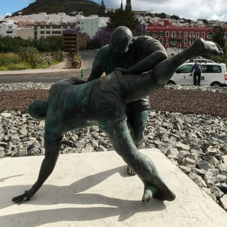 La escultura “La Luchada” decora la nueva rotonda de acceso a Visvique
