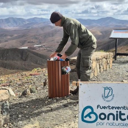 Las cuadrillas de Fuerteventura adecentan el aparcamiento y el mirador astronómico de Sicasumbre