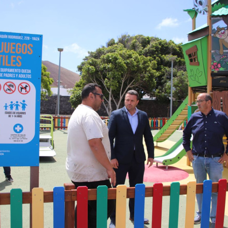 Yaiza moderniza y mantiene sus áreas de juego infantiles