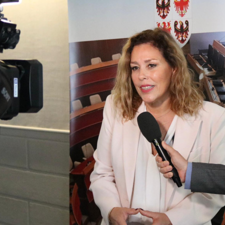 La presidenta del Parlamento canario pide a Europa impulsar políticas "más sensibles" a la realidad de cada territorio
