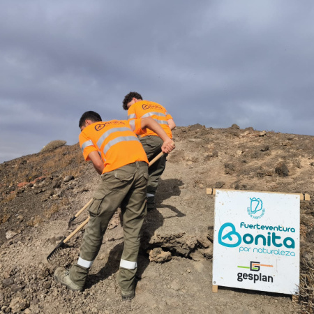 ‘Fuerteventura, bonita por naturaleza’ también llega a lo más alto de Lobos para embellecerla