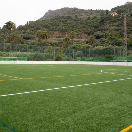 El Cabildo de Gran Canaria mejora el campo de fútbol de La Angostura con la renovación de su césped artificial