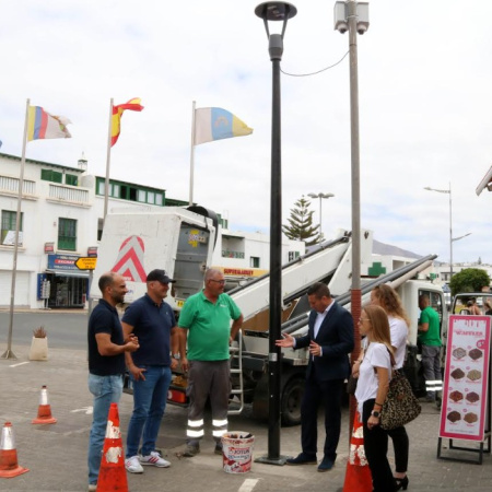 Yaiza renueva las farolas de la céntrica calle Limones de Playa Blanca