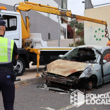 La Policía Local intensifica la retirada de vehículos en los cinco distritos de Santa Cruz
