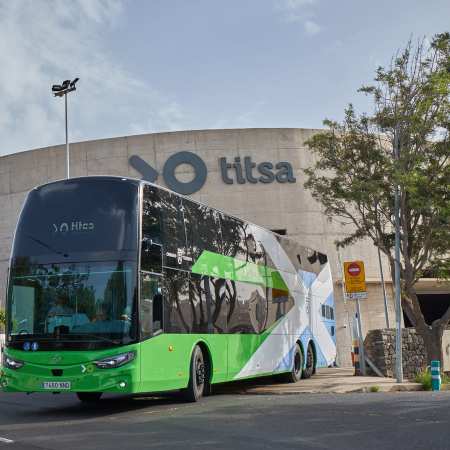 Tenerife estrena las primeras guaguas de dos pisos que aportarán dos millones de plazas más al año