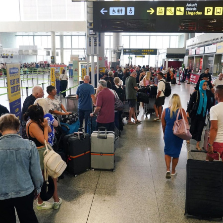 La llegada de turistas internacionales a Canarias crece un 0,53% en mayo con 1.555 millones de gasto