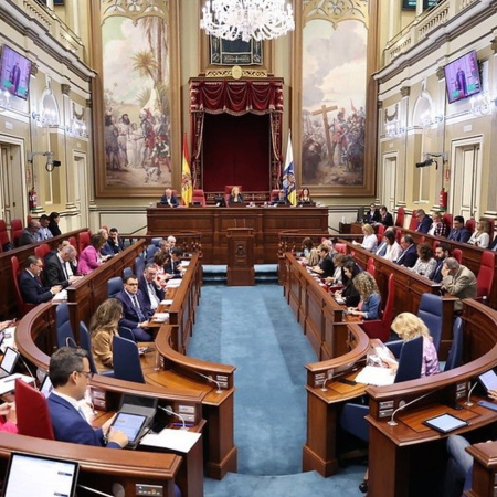 El Parlamento de Canarias aprueba la nueva ley de municipios turísticos con la abstención de Vox