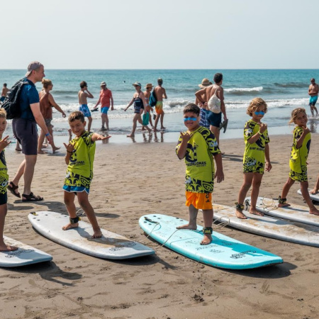 La Concejalía de Playas de San Bartolomé de Tirajana invita a los niños a coger su primera ola con un taller gratuito de surf en Playa del Inglés