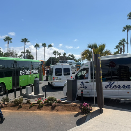 Frente común empresarial contra Aena por la tasa a las guaguas discrecionales en Tenerife Sur