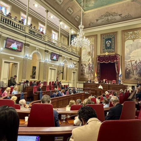 El Parlamento aprueba la nueva ley de RTVC con el rechazo de PSOE, NC-bc y Vox