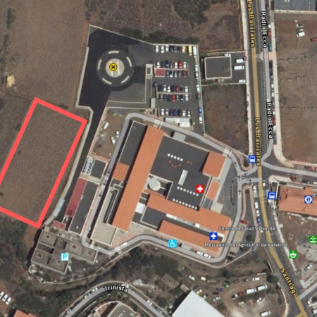 Sanidad adquiere un solar anexo al Hospital Nuestra Señora de los Reyes para crear nuevas plazas de aparcamiento
