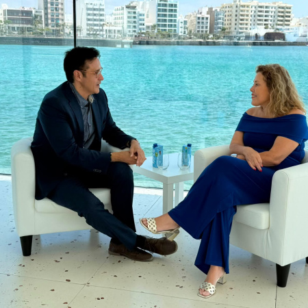 Astrid Pérez y Carlos Umaña comparten la visión de una Lanzarote referente en la cultura de la paz