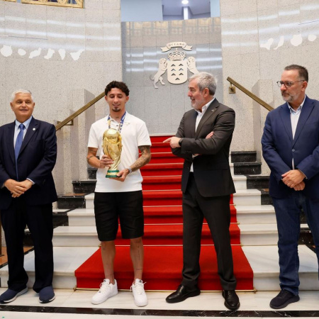 Yéremy Pino es homenajeado en Canarias por su "perseverancia" para ganar el Mundial