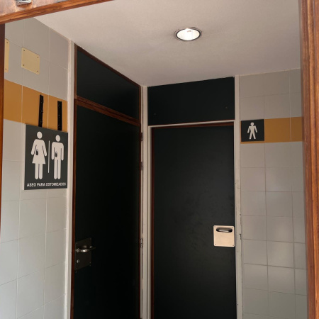 El Hospital Universitario de La Palma adapta un aseo para personas ostomizadas