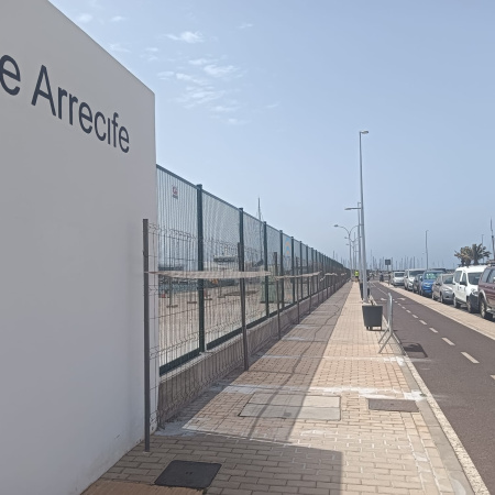 El Puerto de Arrecife cuenta con nuevo vallado que permite la conexión visual con el mar