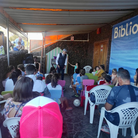 Casi 2.000 personas pasan por la Biblioplaya de Melenara durante el mes de julio