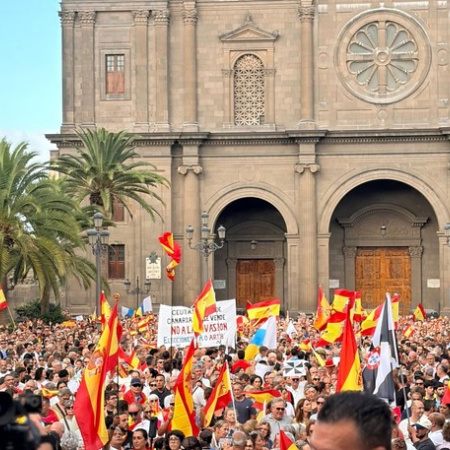 Miles de personas reclaman en Canarias "unidad" frente a la crisis en Ceuta