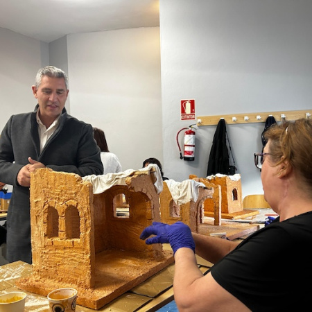 La Laguna acerca la tradición belenista a la ciudadanía con un taller de pintura y decoración de figuras