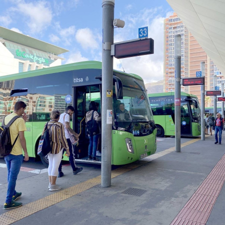 Titsa adapta su servicio al comienzo de la actividad lectiva y recupera los horarios de invierno