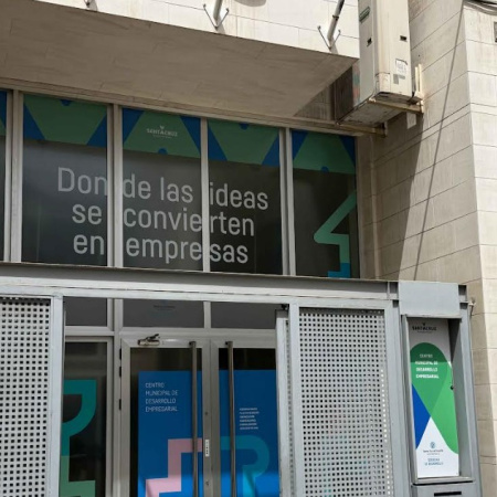 Santa Cruz asesora a más de 130 personas emprendedoras entre enero y agosto de 2026