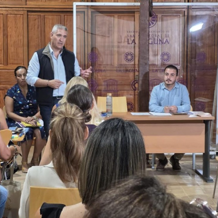 La Laguna estrecha el diálogo con centros educativos y familias para coordinar el nuevo curso