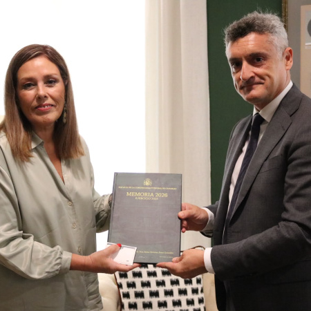 Astrid Pérez recibe la Memoria de la Fiscalía de Canarias correspondiente a 2025