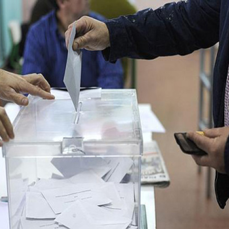 Los ciudadanos de la Unión Europea podrán votar en las elecciones municipales si manifiestan su voluntad de ejercer ese derecho en España