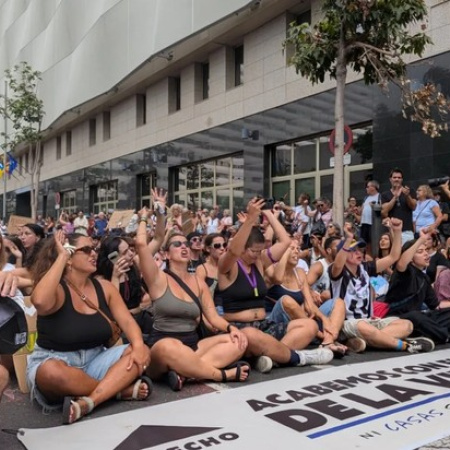 Manifestantes salen a las calles de Canarias por la crisis de la vivienda: "Ni casas sin gente ni gente sin casas"