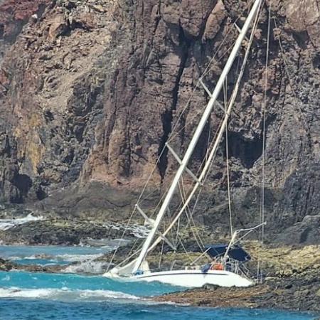 El Ayuntamiento de Gáldar pide explicaciones por la falta de actuación ante el riesgo de hundimiento de un velero en la costa de Sardina