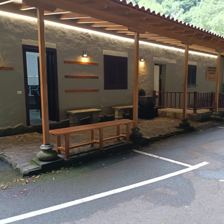 El Cabildo de La Palma renueva el espacio de encuentro para senderistas en Los Tilos