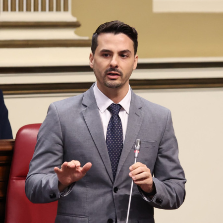 Toledo reprocha al PSOE sus cambios de postura sobre la limitación de la compra de vivienda a no residentes en Canarias