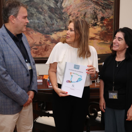 Astrid Pérez recibe el informe sobre la pobreza y la exclusión social en Canarias