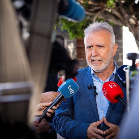 Torres (PSOE) advierte de que la política migratoria del PP y Vox "condenará" a los territorios frontera como Canarias