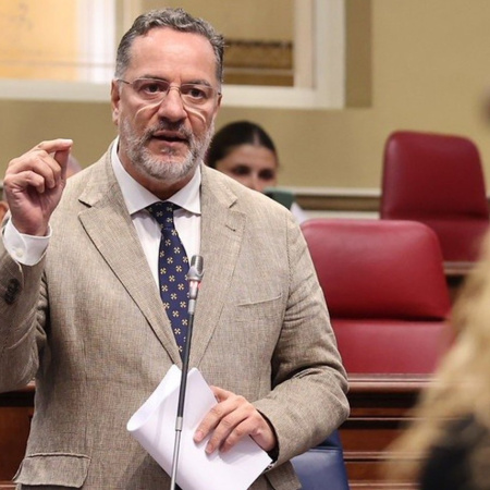 El Parlamento aprueba la nueva ley de autoridad docente con la abstención de PSOE y NC-bc