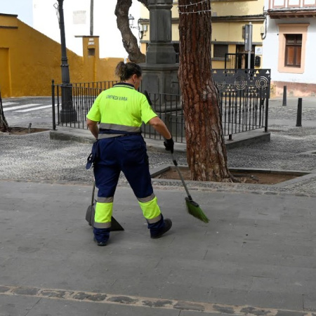 Gáldar adjudica el nuevo servicio de limpieza viaria, que arranca el 1 de diciembre y aumenta a 23 trabajadores